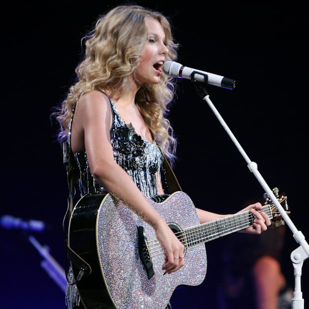 Taylor Swift sings one of her songs during the Fearless Tour 2009 at Value City Arena, July 17, 2009.