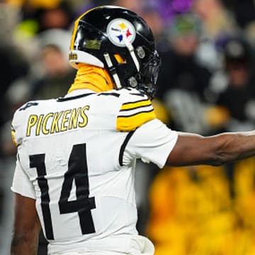 Former Pittsburgh Steelers receiver George Pickens celebrates a catch.